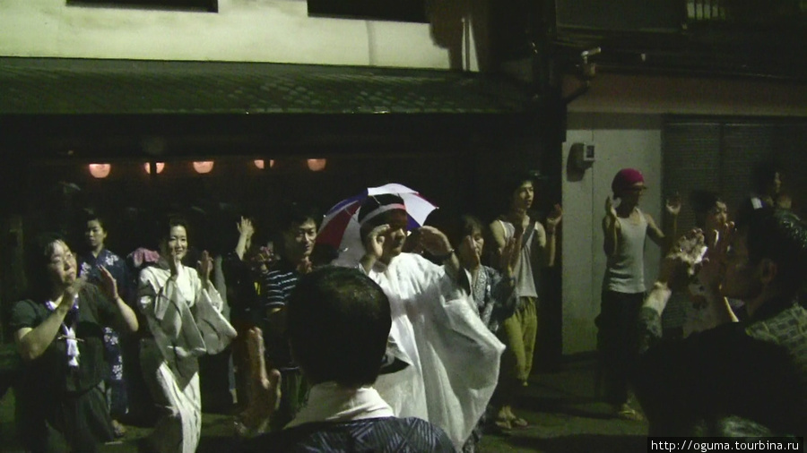 Вот такой оригинальный головной убор для танцев при дожде Гудзё, Япония