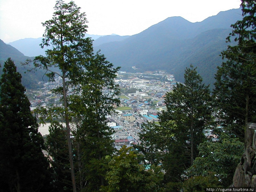 С неё открывается вид на городок Гудзё, котрый расположился меж гор Гудзё, Япония