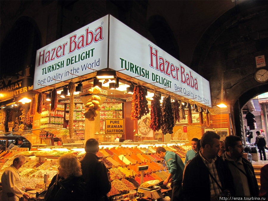 Египетский базар. Здесь выбор сладостей огромен — и в коробках, и на развес. Стамбул, Турция