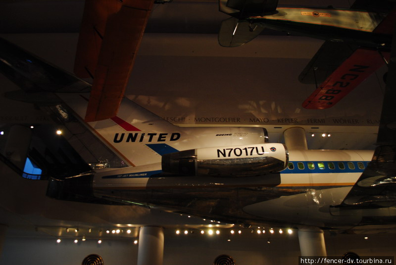 Боинг United. На мониторах показывают целый фильм о том, как у музея снимали крышу, чтобы затащить самолет внутрь. Чикаго, CША