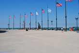 Пирс военно-морской. Здесь есть памятник американским морякам, в лучших чикагских традициях украшенный десятком флагов.