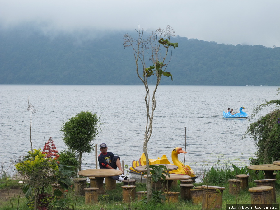 По озеру можно кататься на таких штуках, но только в хорошую погоду Данау-Братан, Индонезия