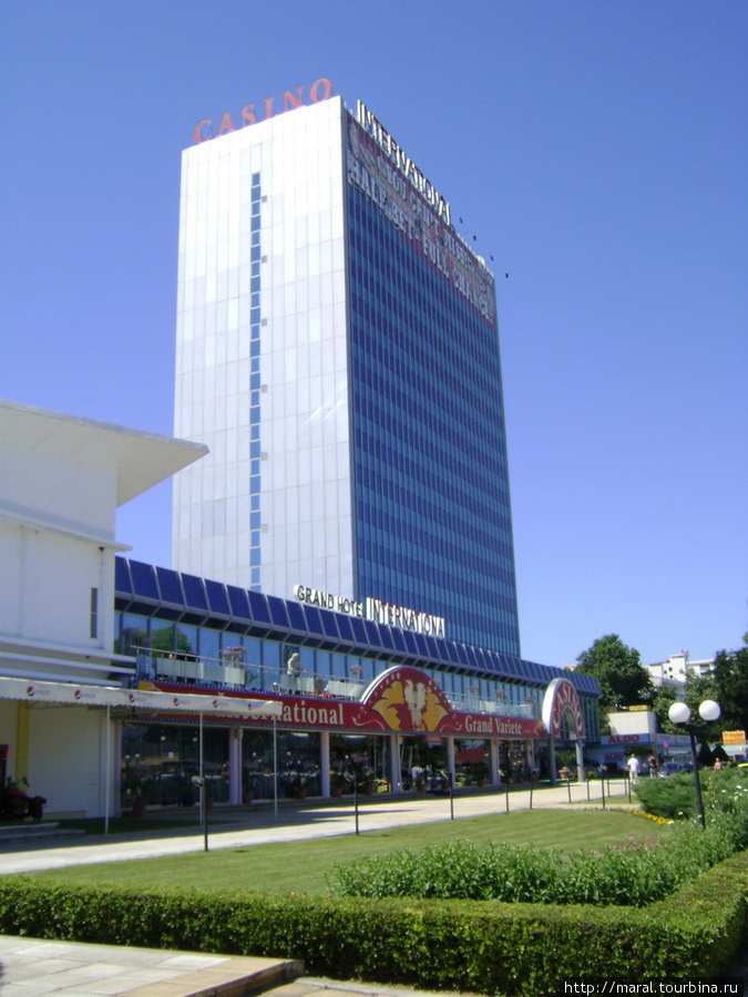 Отель Интернационал (пять звёзд) является символом Золотых Песков на протяжении 30 лет. Полностью реконструирован в 2001 году Золотые Пески, Болгария