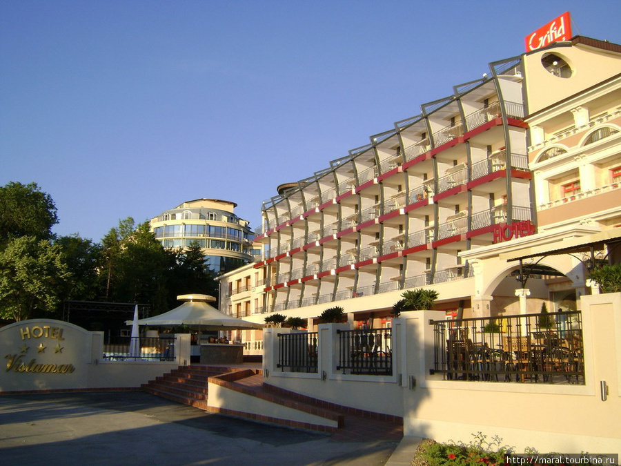 Отель Вистамар с тремя звёздами всё же оказался в первой линии отелей, т.е. ближе к морю Золотые Пески, Болгария