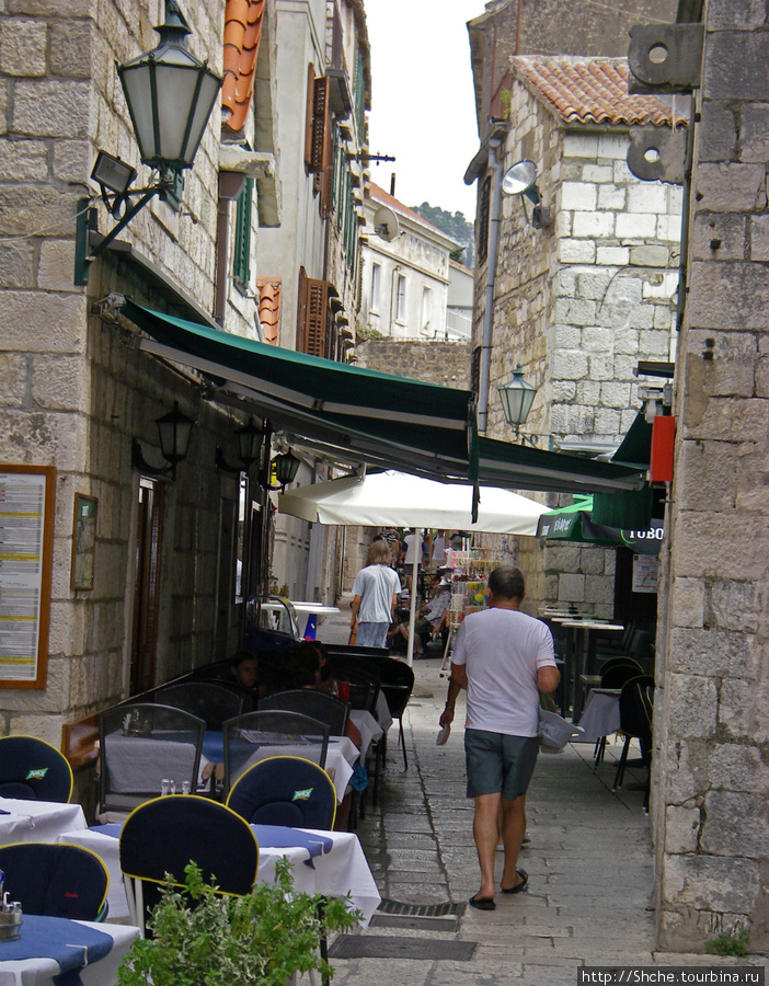 дорога к башне идет по узеньким улочкам старого города Омиш, Хорватия