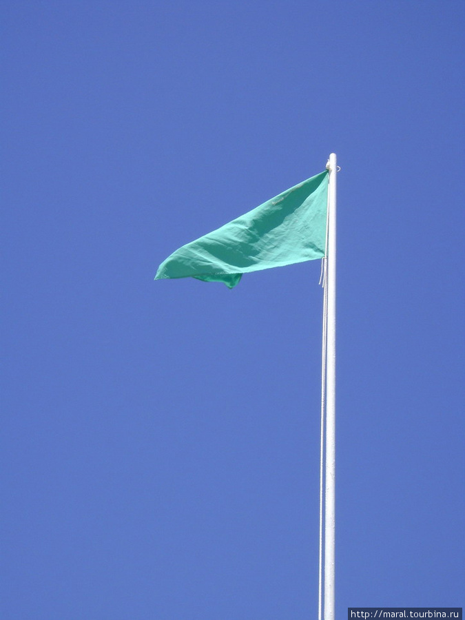 Над пляжем зелёный флаг — айда все купаться в Чёрном море, которое на самом деле синее Золотые Пески, Болгария
