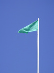 Над пляжем зелёный флаг — айда все купаться в Чёрном море, которое на самом деле синее