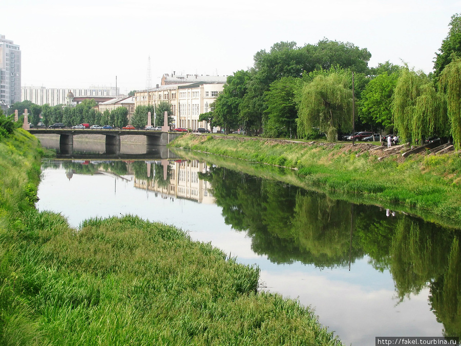 Река Лопань.Вид с Бурсацкого моста на Купеческий мост Харьков, Украина