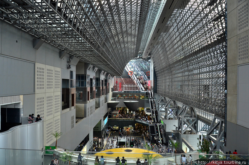 Внутренне пространство станции (вид с восточного крыла) Киото, Япония