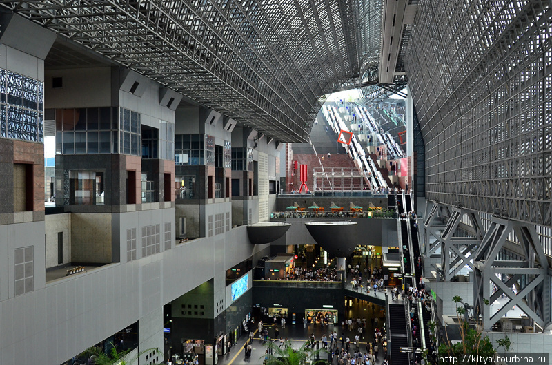 Внутри и вокруг станции Киото. Июнь 2011. Киото, Япония