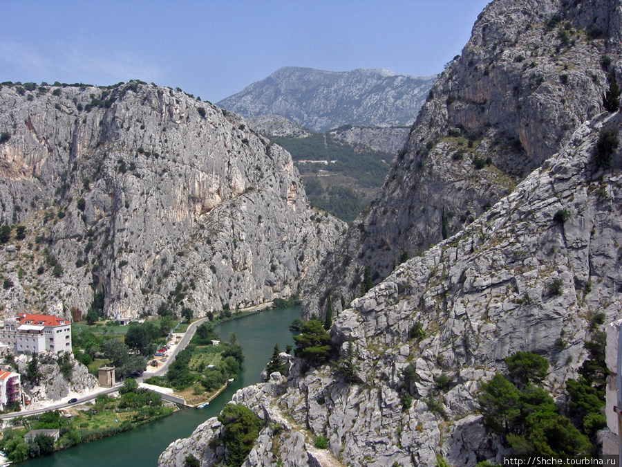 начало каньона Цетины, вид с башни крепости Омиш, Хорватия
