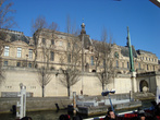 Париж. Вид Лувра с корабля.