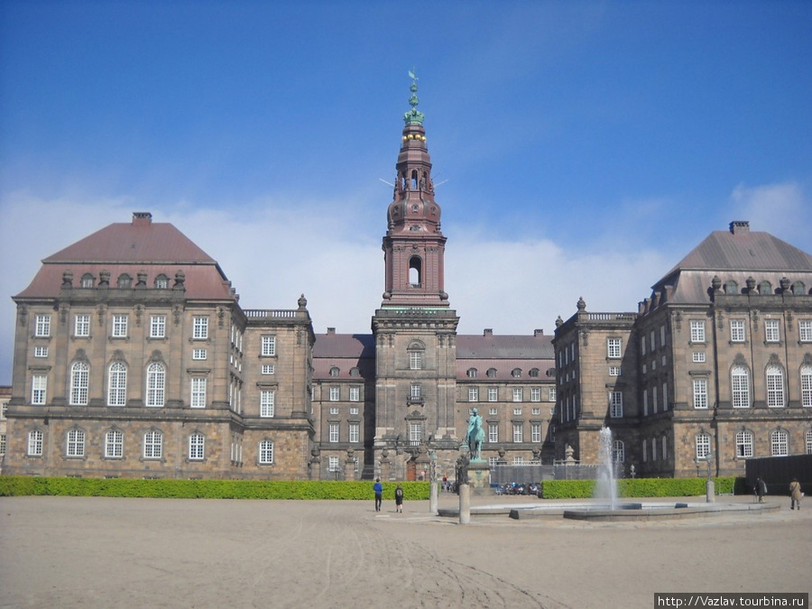 Главный фасад дворца Копенгаген, Дания
