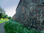 Мощные стены Выборгского замка