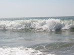 На таких волнах можно кататься без доски — просто плывешь перед волной, она тебя подхватывает и несет на берег. Острожно с шеей.