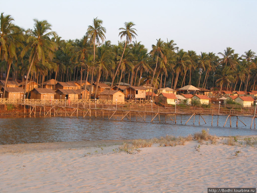 В километре от основного пляжа тоже есть домики Арамболь, Индия