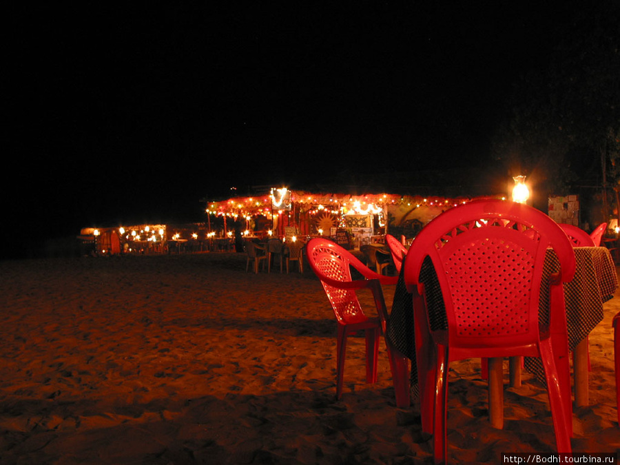 По вечерам стулья и столики выносятся прямо на пляж и начинается долгий ужин Арамболь, Индия