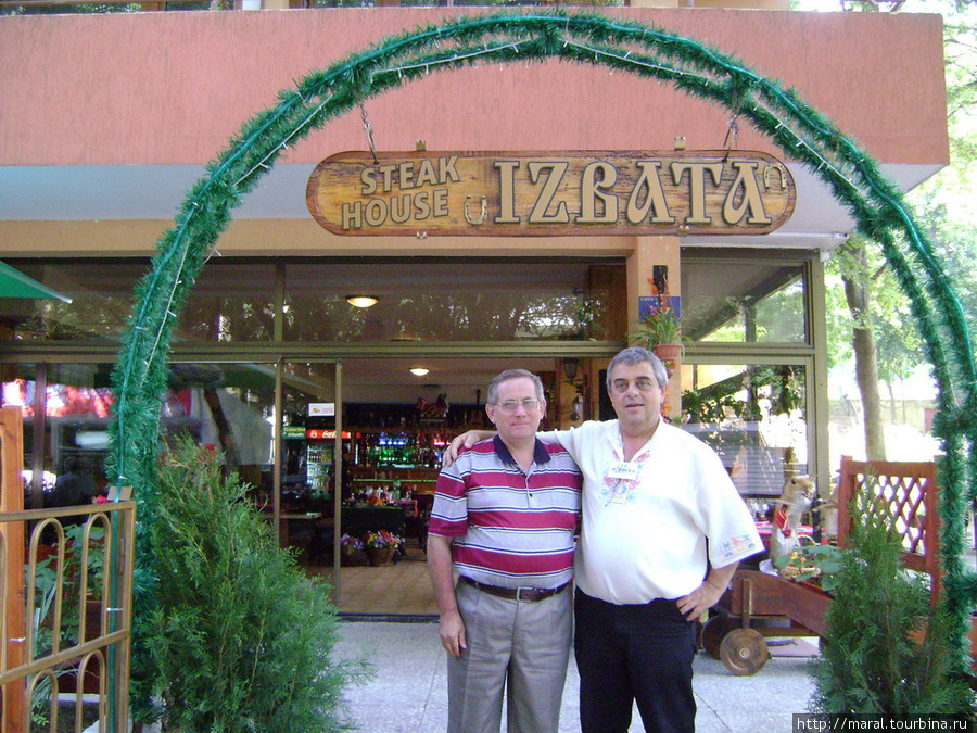 Хозяин кафе Избата лично встретил и приветил нас Золотые Пески, Болгария
