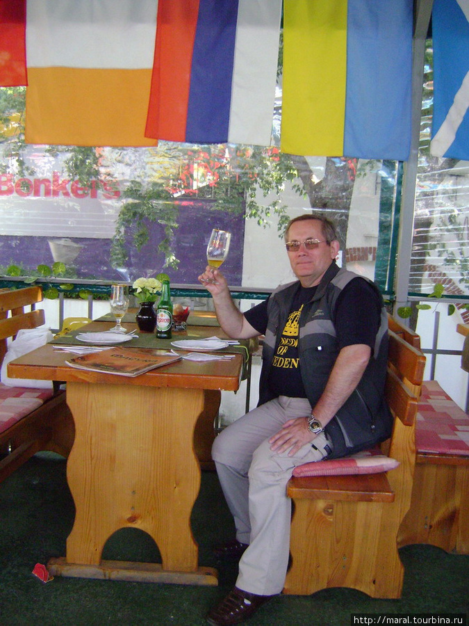 Обед в кафе Магура я начал с бокала пива Золотые Пески, Болгария
