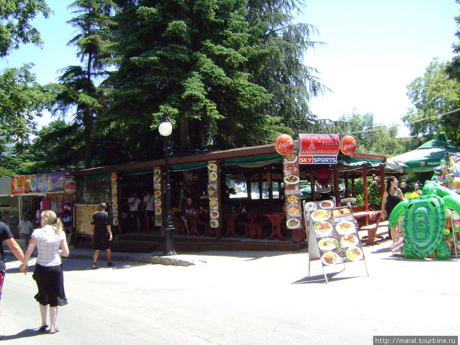 На курорте полно пиццерий и снек-баров Золотые Пески, Болгария