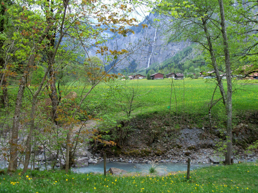Водопад в скале Лаутербрюнен, Швейцария