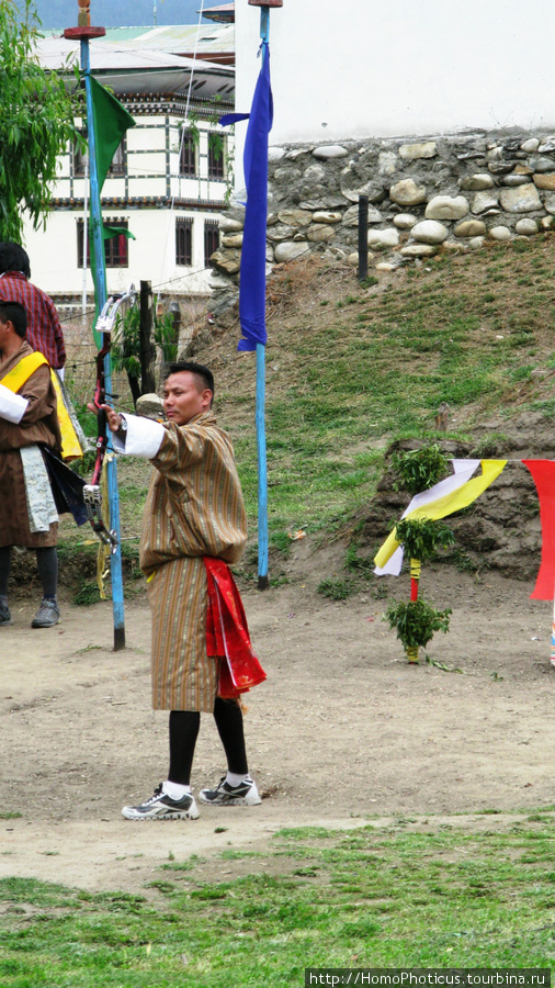 Национальный спорт — стельба из лука. Район Паро, Бутан