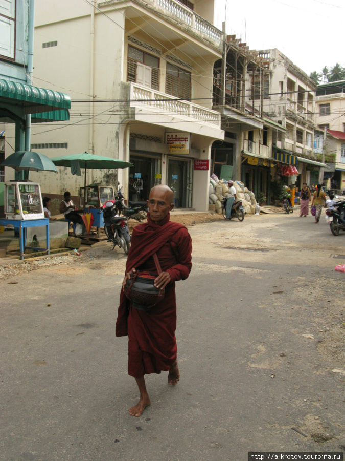 куча монахов, занятых попрошайничеством Котонг, Мьянма