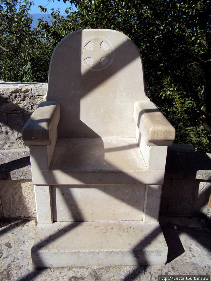 Каменное кресло монастырь Острог, Черногория