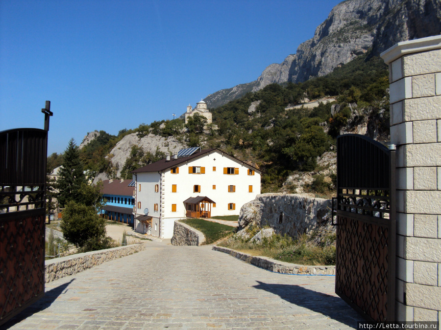 Вход на территории монастыря монастырь Острог, Черногория