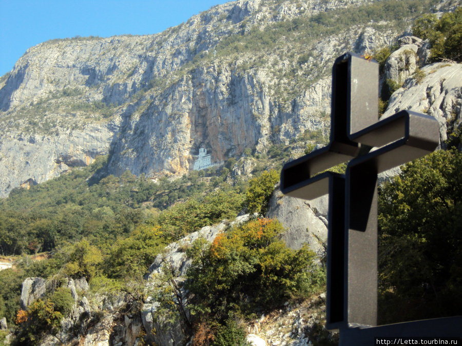 Крест и Верхний Острог монастырь Острог, Черногория