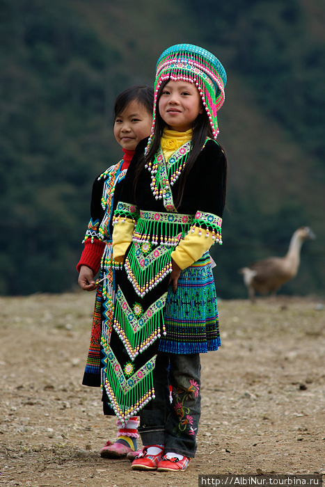 Дети в национальной одежде по случаю Чук Мун Нам Моя, недалеко от границы с Лаосом с сторону Ки Сона. Вьетнам