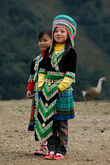 Дети в национальной одежде по случаю Чук Мун Нам Моя, недалеко от границы с Лаосом с сторону Ки Сона.