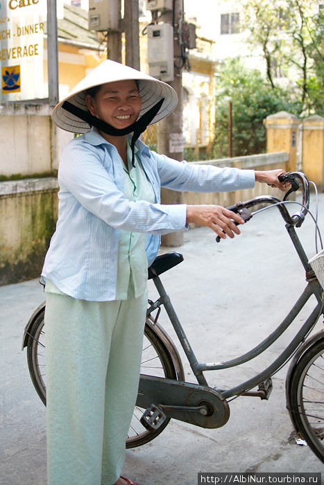 Жительница города Хуэ.
— У вас хорошие велосипеды. У меня тоже. Вьетнам