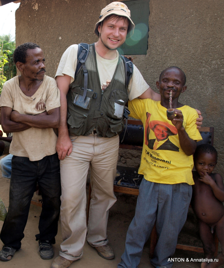 Антон с королем пигмеев. Король — в желтой майке Семулики Национальный Парк, Уганда