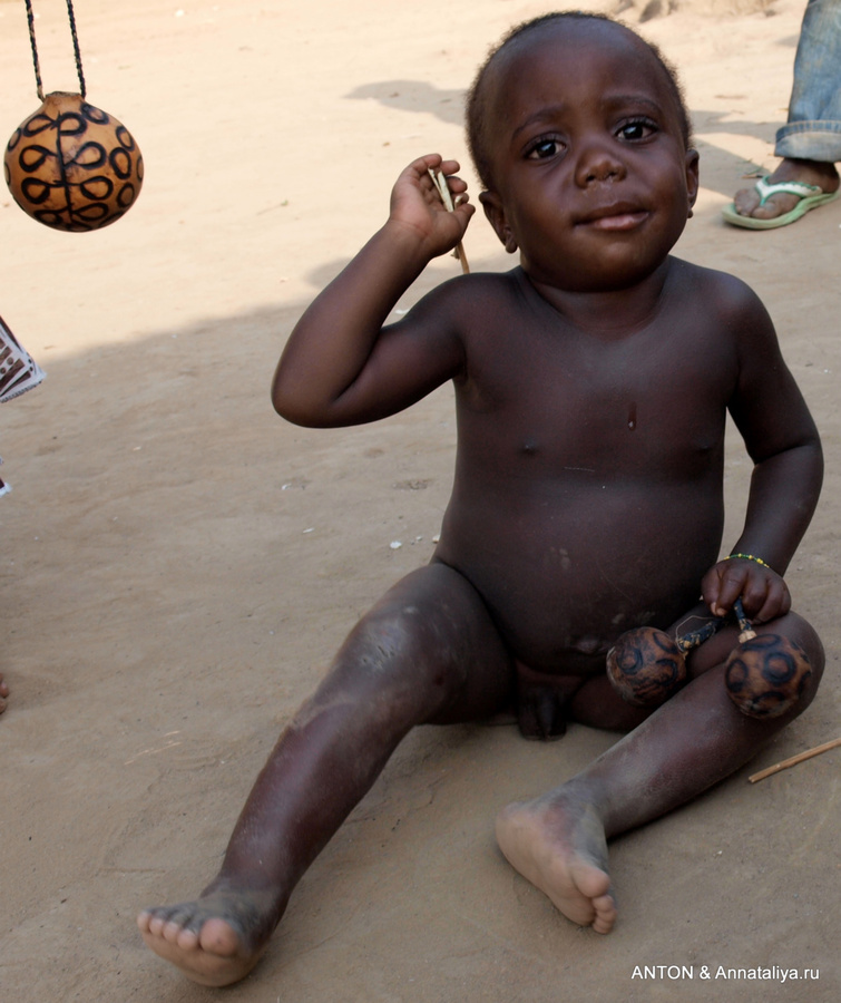 Пигмейский малыш Семулики Национальный Парк, Уганда