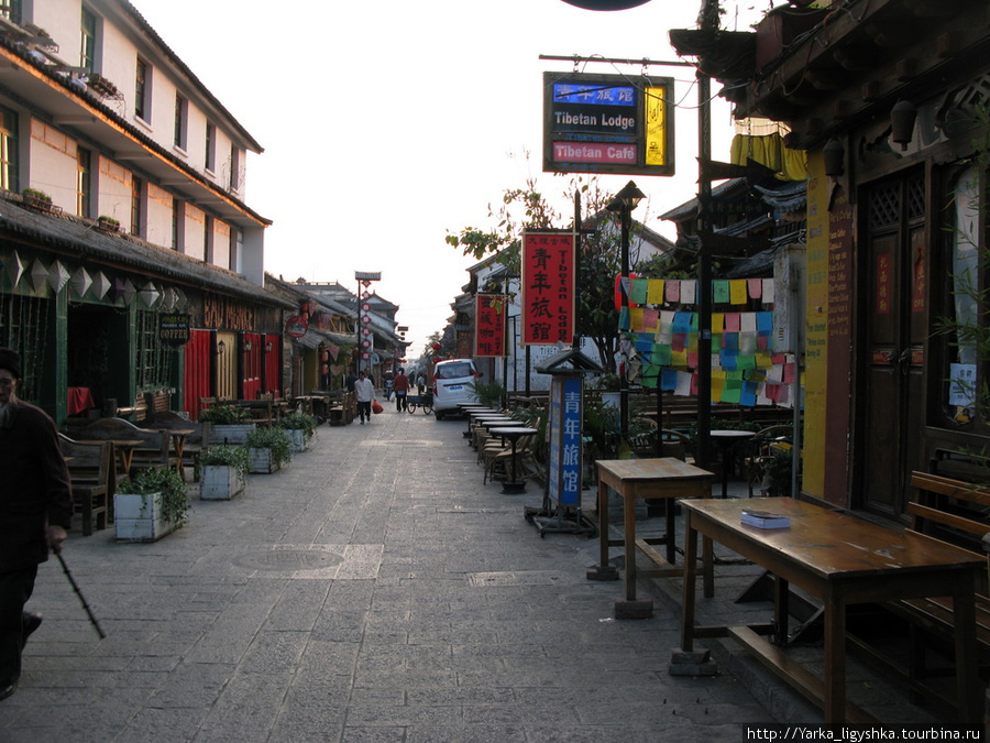 Одна из двух туристических улиц Дали, Китай