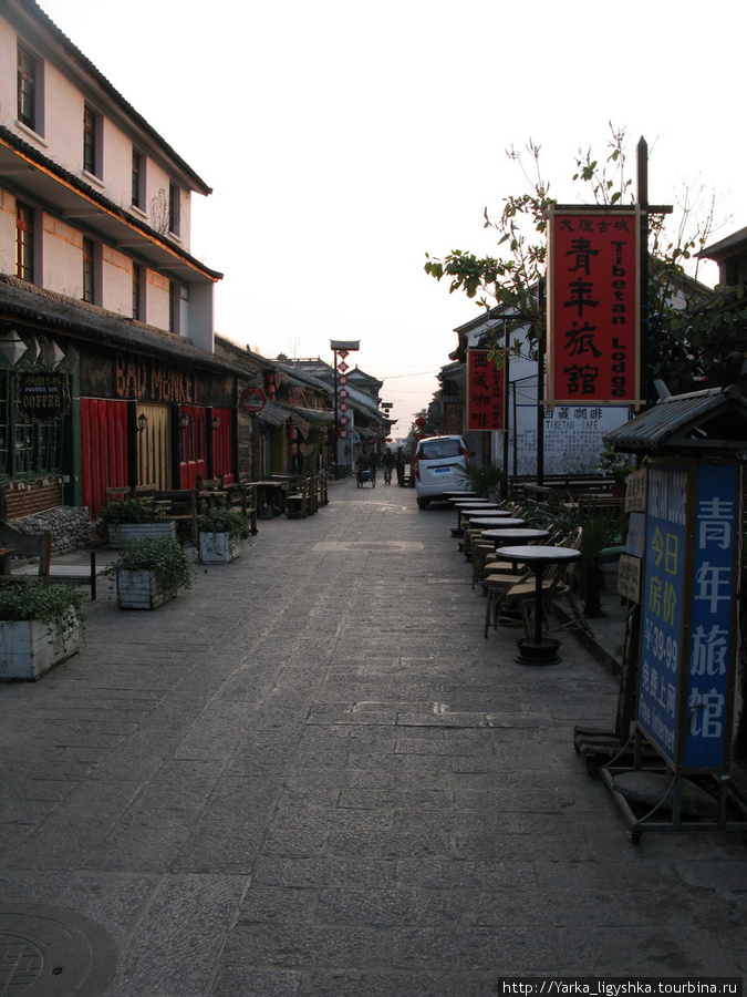 Улица ранним утром Дали, Китай