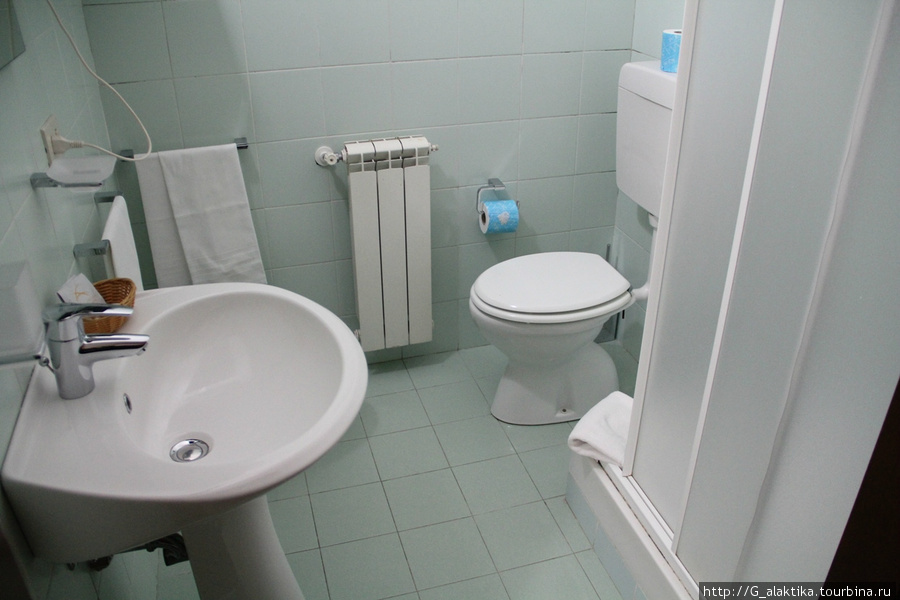 Двухместный номер, санузел без полочек для туалетных принадлежностей, жуткий минимализм. Рим, Италия