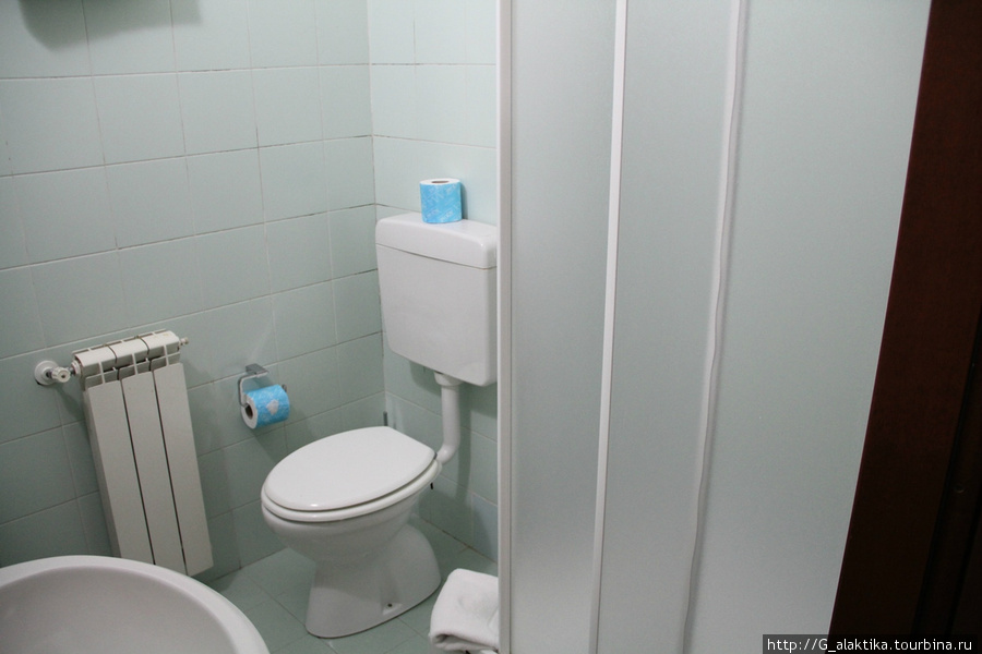 Двухместный номер, санузел без полочек для туалетных принадлежностей, жудкий минимализм, зато два рулона туалетной бумаги. Видимо знают чем кормят :)