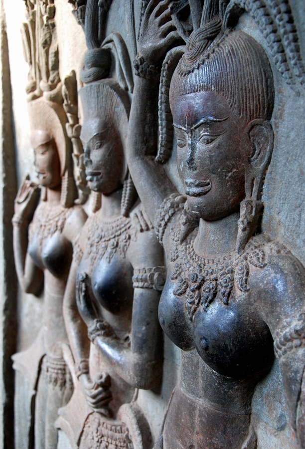 Храм украшают барельефы апсар – небесных танцовщиц. Существует примета, если мужчина коснётся её груди, у него никогда не будет осечек в постели. Ангкор (столица государства кхмеров), Камбоджа