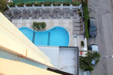 Вид из окна на бассейн отеля