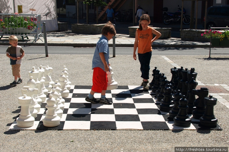 На этой шахматной доске порой разворачиваются настоящие баталии, но эти двое пока лишь примериваются: ваш ход, белые! Шамони, Франция