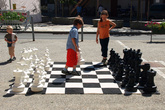 На этой шахматной доске порой разворачиваются настоящие баталии, но эти двое пока лишь примериваются: ваш ход, белые!