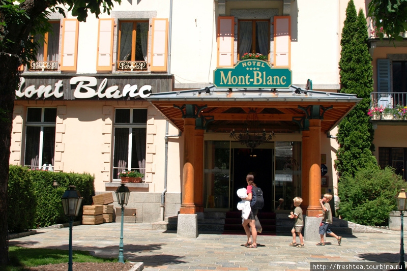 У входа в Mont Blanc Hotel, старейший из аристократичных отелей  курорта. Здесь останваливались и коронованные особы, и именитые гости, и мы ... на 1 ночь :) Шамони, Франция