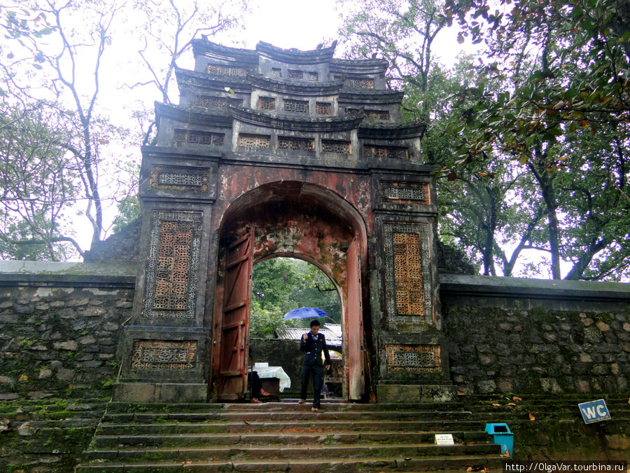 Войти в гробницу Ты Дыка, окруженную прочной восьмиугольной стеной, можно с востока через ворота Ву Кхием Хюэ, Вьетнам