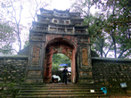 Войти в гробницу Ты Дыка, окруженную прочной восьмиугольной стеной, можно с востока через ворота Ву Кхием