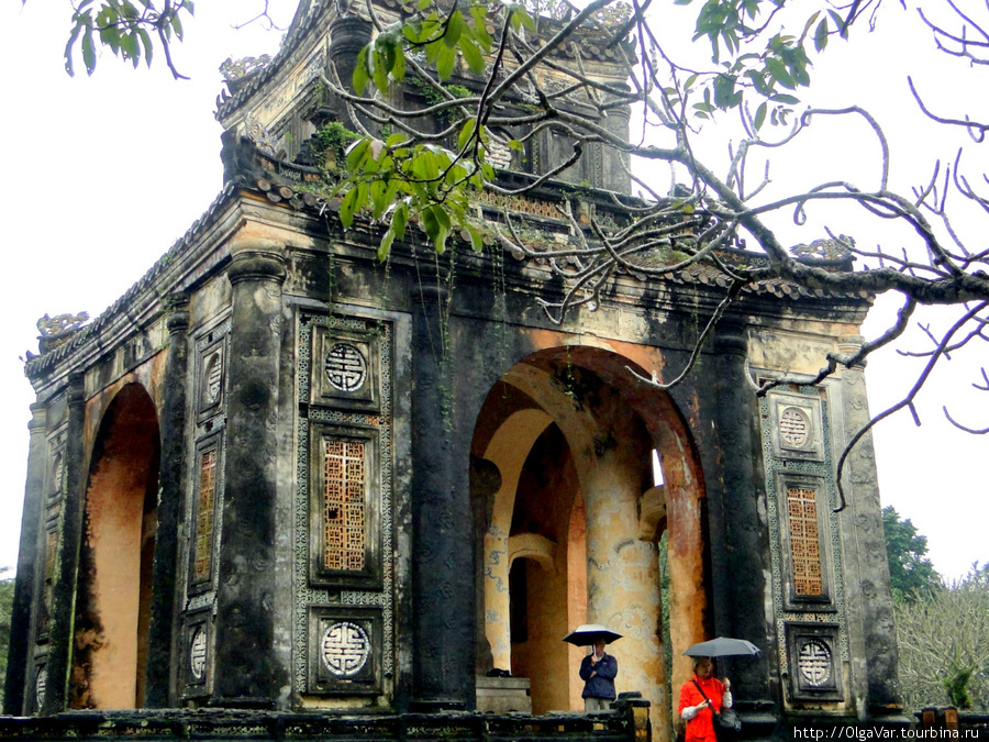 Скромность гробницы императора Ты Дыка Хюэ, Вьетнам