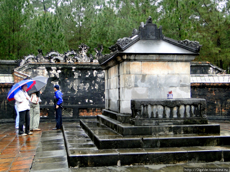 Могила Ты Дыка, обнесенная стеной, находится на другой стороне месяцеподобного озера. Но фактически, он никогда не был здесь похоронен Хюэ, Вьетнам