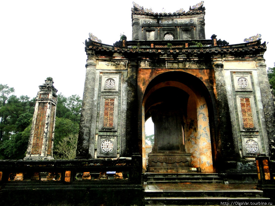 Гробница Ты Дыка находится примерно в 6 км от Хюэ на холме Ванниен в деревне  Зыонг Сюан Тхыонг Хюэ, Вьетнам