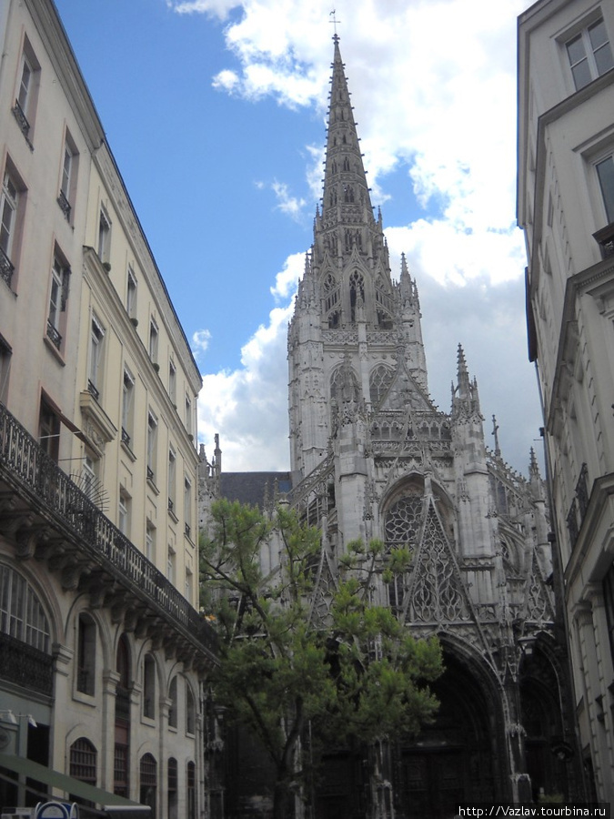 Вид на церковь в перспективе Руан, Франция